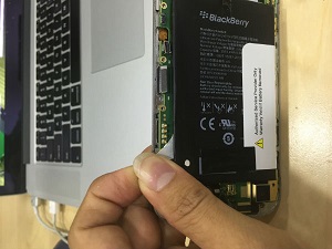 Cara lepas baterai Blackberry Classic Q20